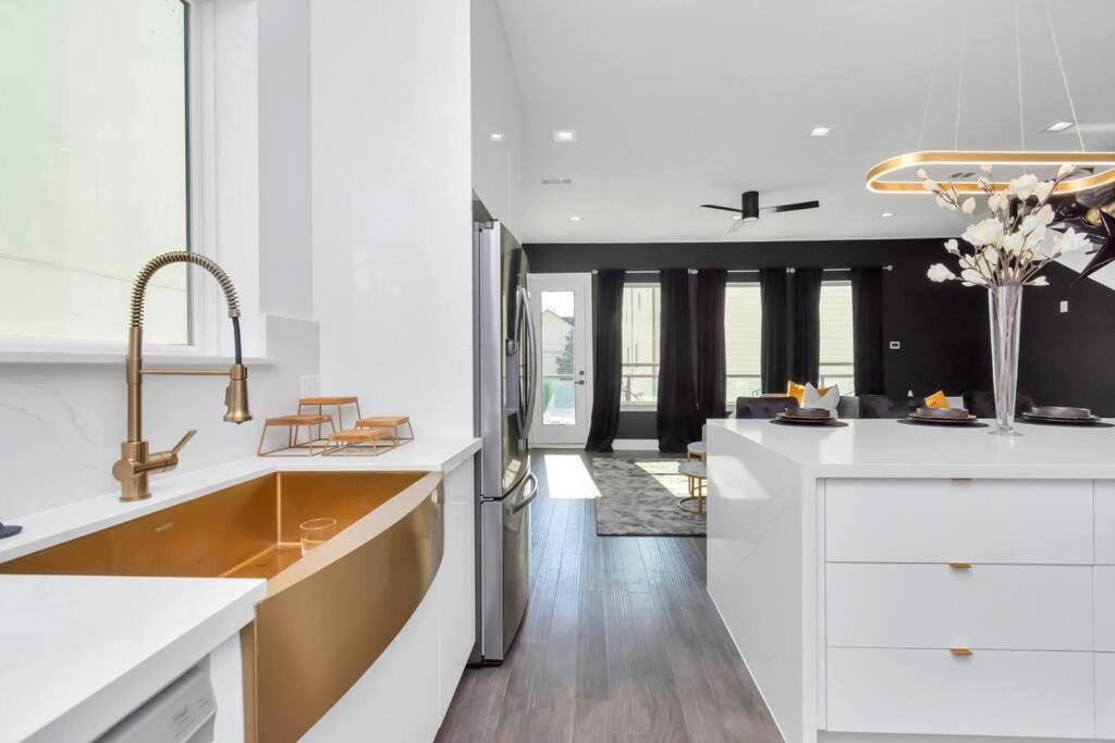 The Suite Spot! Downtown Skyline Views! Sleeps 12 Houston Exteriör bild