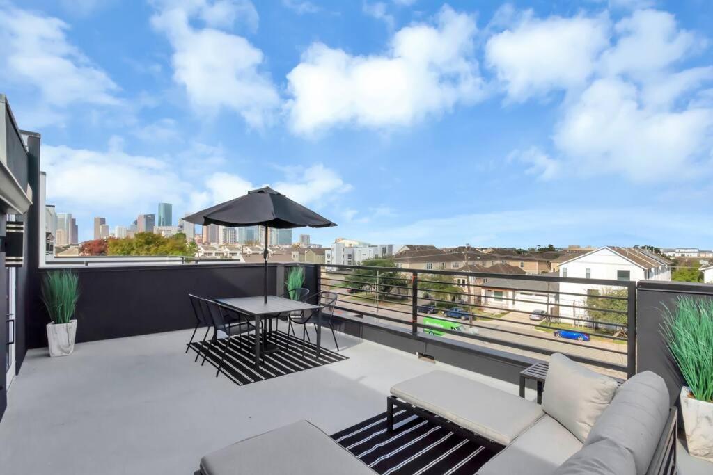 The Suite Spot! Downtown Skyline Views! Sleeps 12 Houston Exteriör bild