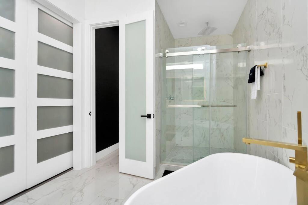 The Suite Spot! Downtown Skyline Views! Sleeps 12 Houston Exteriör bild
