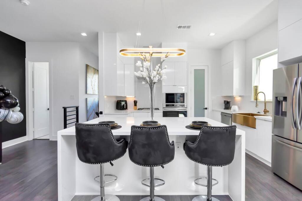The Suite Spot! Downtown Skyline Views! Sleeps 12 Houston Exteriör bild