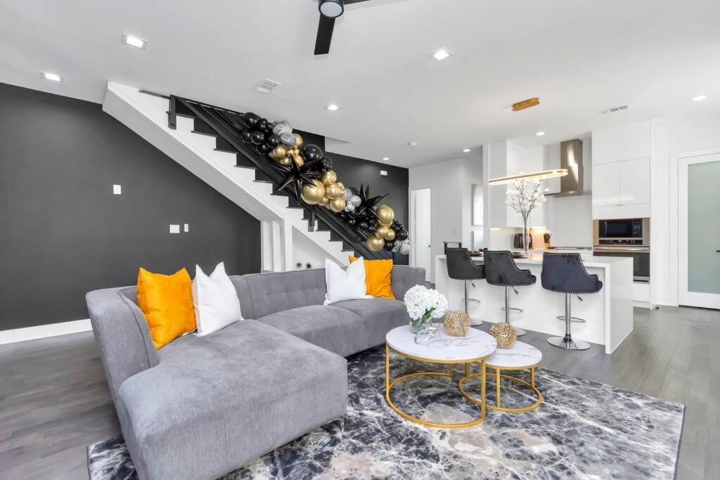 The Suite Spot! Downtown Skyline Views! Sleeps 12 Houston Exteriör bild