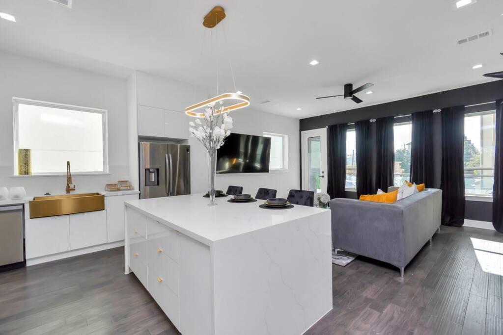 The Suite Spot! Downtown Skyline Views! Sleeps 12 Houston Exteriör bild