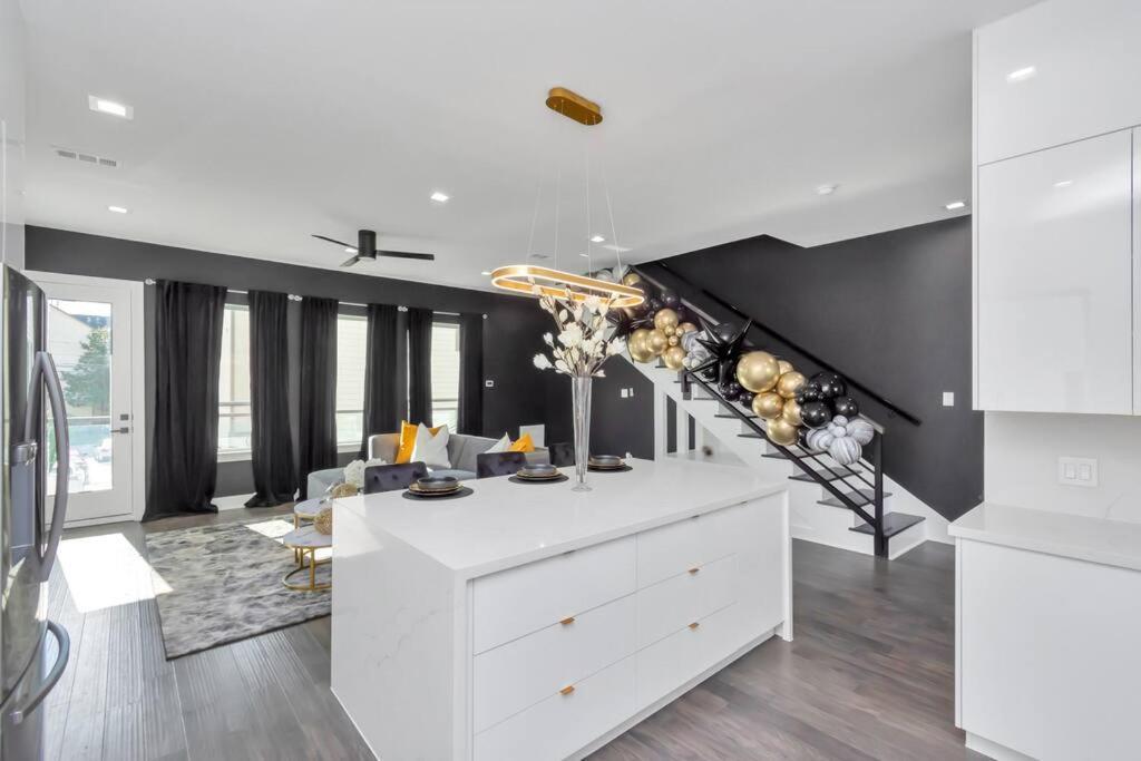 The Suite Spot! Downtown Skyline Views! Sleeps 12 Houston Exteriör bild