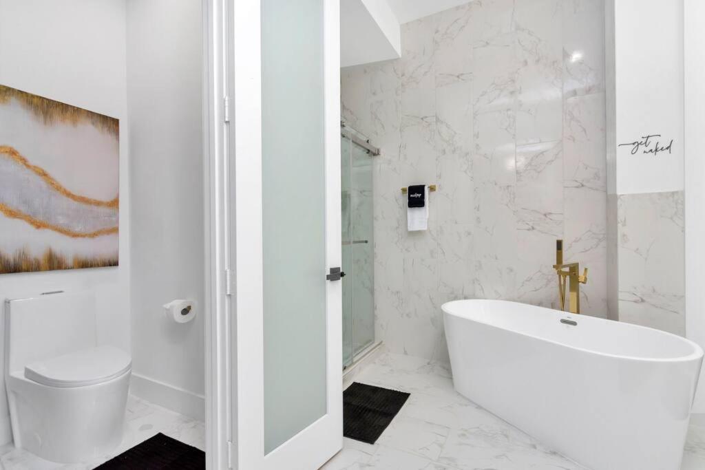 The Suite Spot! Downtown Skyline Views! Sleeps 12 Houston Exteriör bild