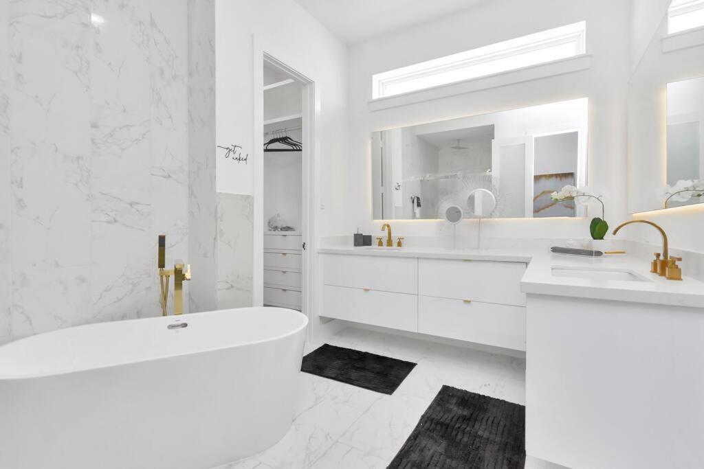 The Suite Spot! Downtown Skyline Views! Sleeps 12 Houston Exteriör bild