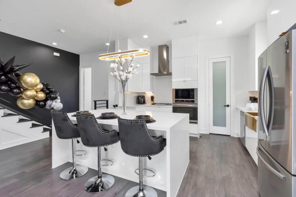 The Suite Spot! Downtown Skyline Views! Sleeps 12 Houston Exteriör bild