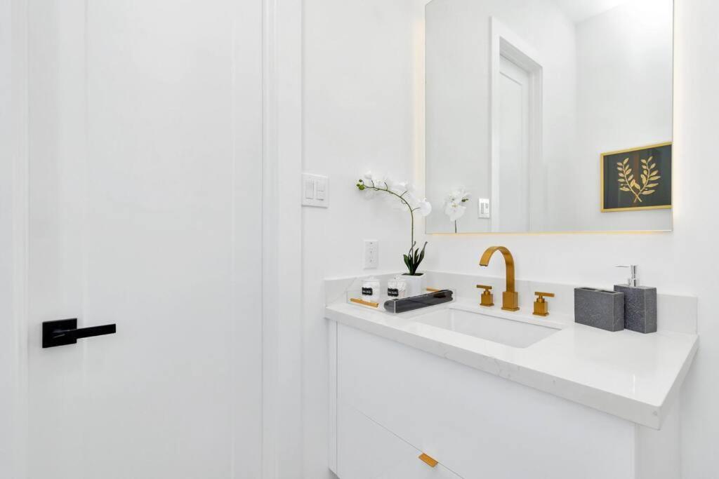 The Suite Spot! Downtown Skyline Views! Sleeps 12 Houston Exteriör bild